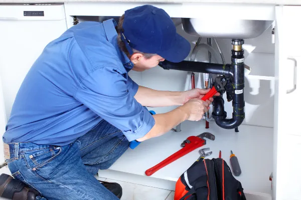 a male plumber fixing a toilet from Houston Plumbing Repair in Houston, TX - Plumber a male plumber fixing a toilet from Houston Plumbing Repair in Houston, TX - Plumber